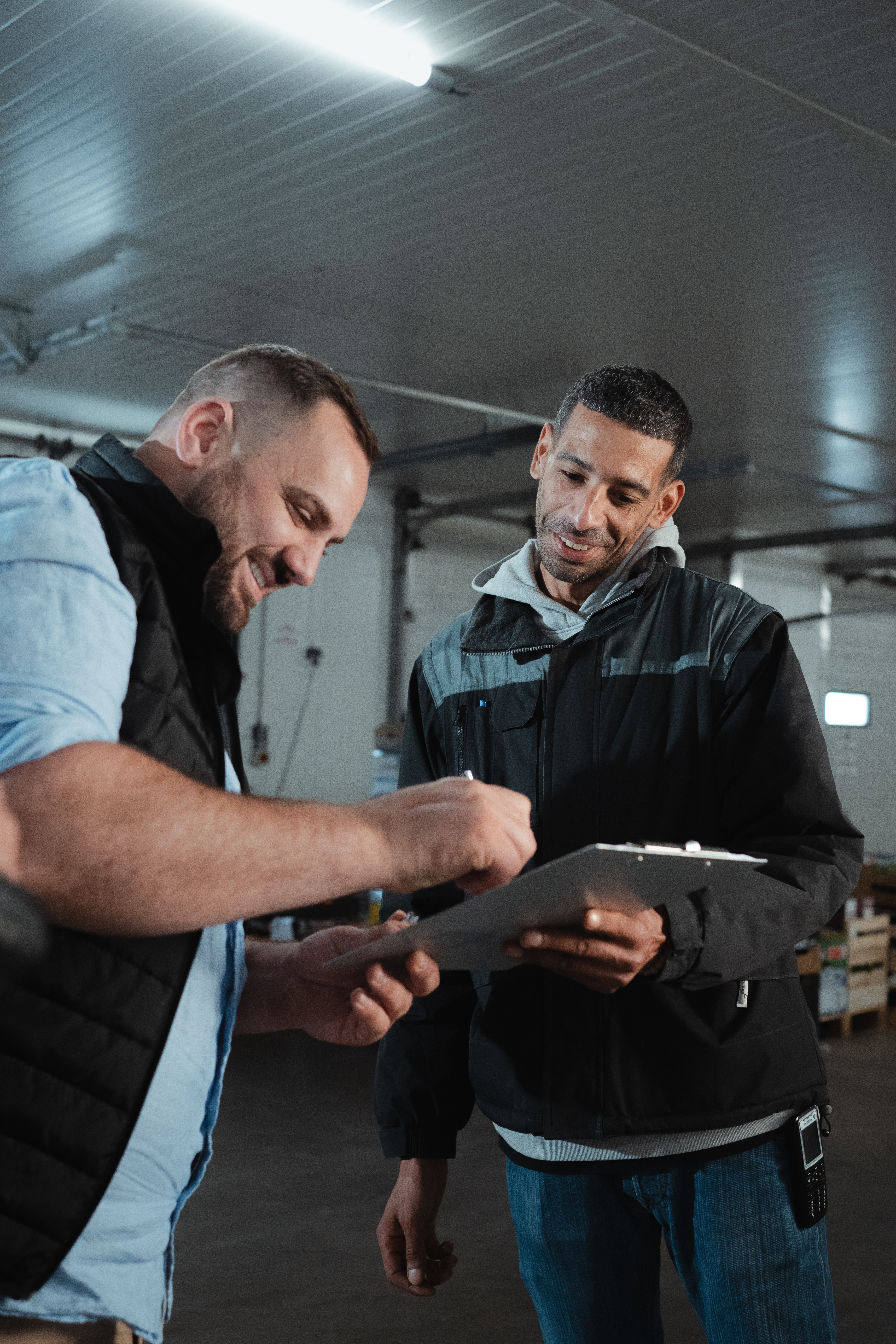 Signature entre un opérateur Creno avec un client dans un entrepôt
