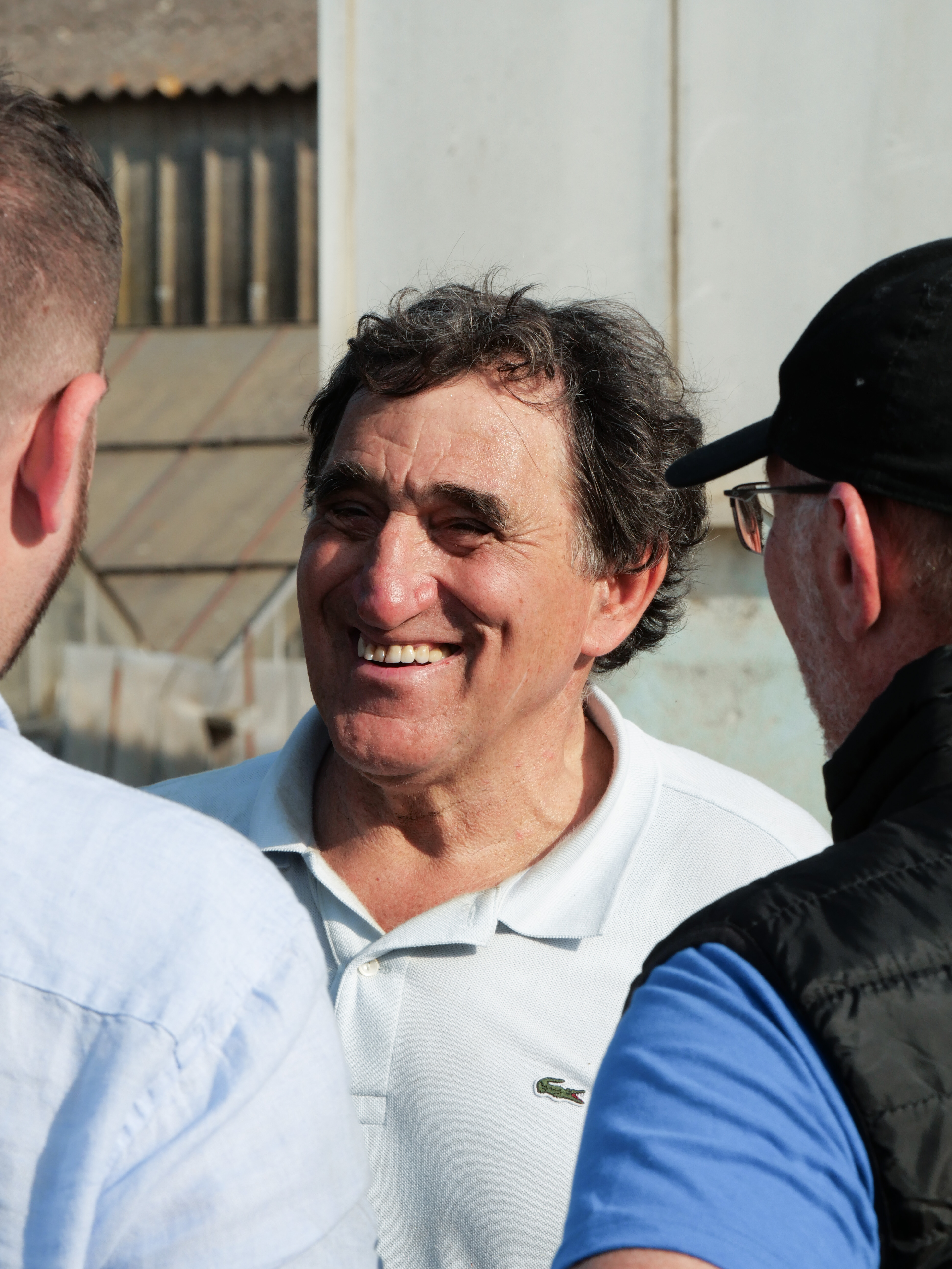 Trois collaborateurs se réunissent avec joie