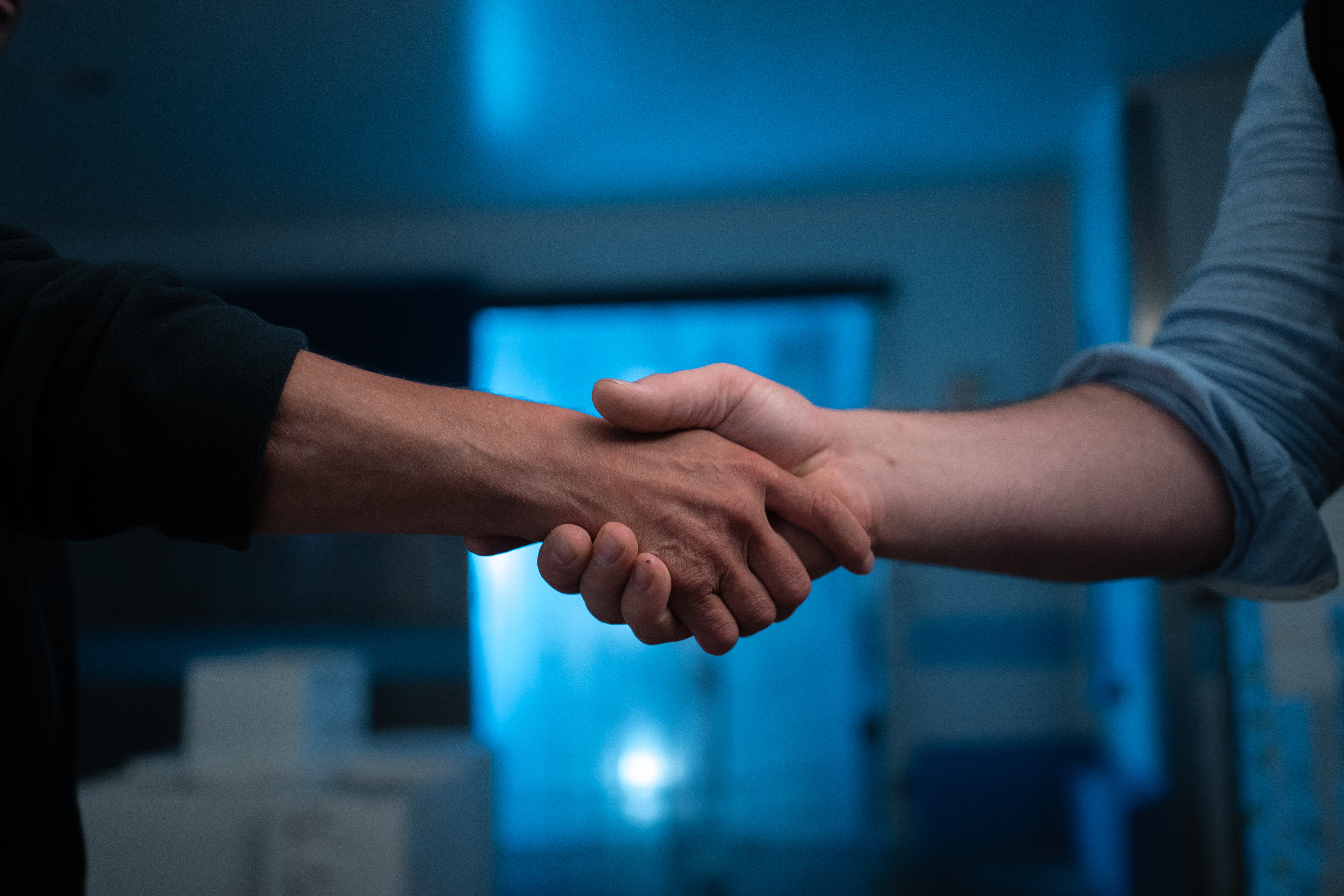 Serrage de mains au sein d'un entrepôt